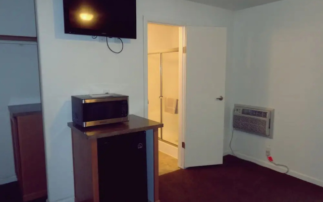 Crashpad Bunkhouse & Noonan Hotel