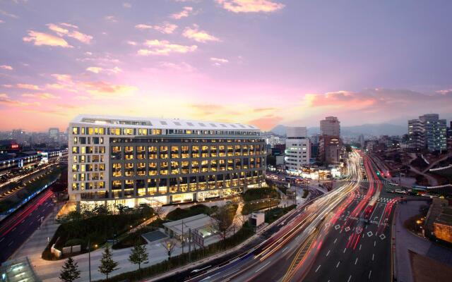Отель JW Marriott Dongdaemun Square Seoul вид на фасад