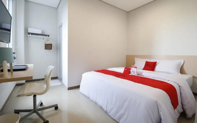 RedDoorz Plus Syariah near Mall Pondok Indah