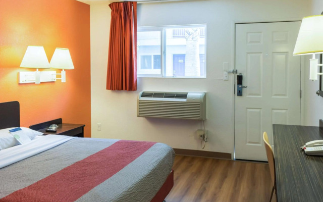 Motel 6 Bakersfield, CA - East