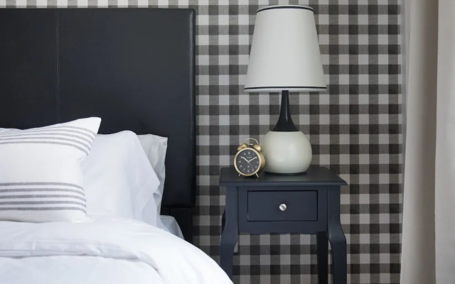 Premier Theater District Suites by Sonder