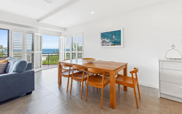 6 Seabreeze Spacious Newly Renovated Apartment with Ocean Views