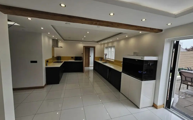 Modern, Large 4-bed Property Sleeps 10 in Abergele