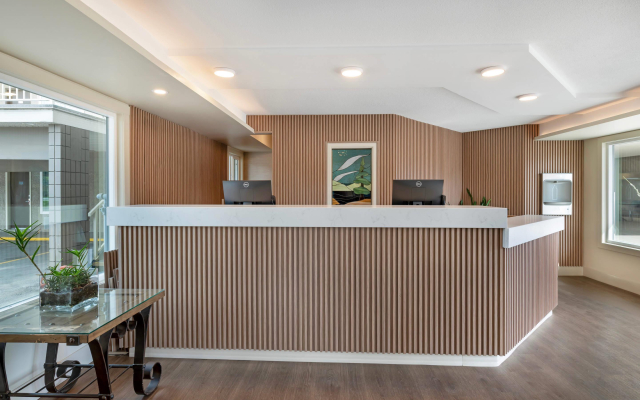 Econo Lodge Inn & Suites
