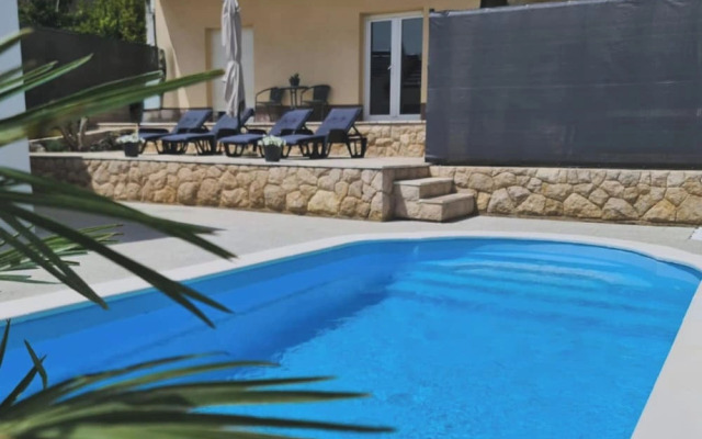 Shadesofblue M & M, Private Pool Apartment