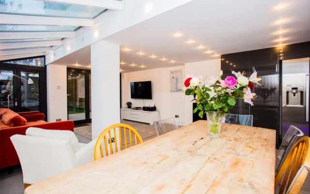 5 Bedroom Home in West London