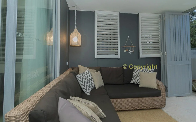 A Deluxe Swim Up - Drift Apartments South