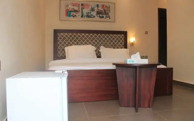 Four Season GUESTHOUSE