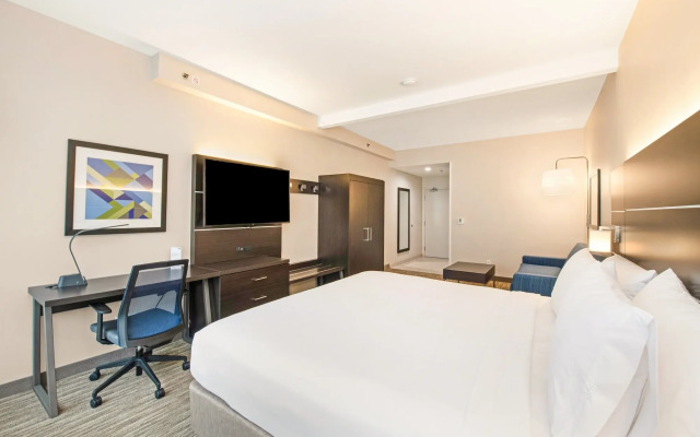 Holiday Inn Express & Suites Delafield by IHG