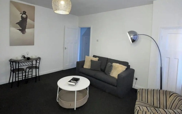 Apartment Sleeps 2 - Free Street Parking