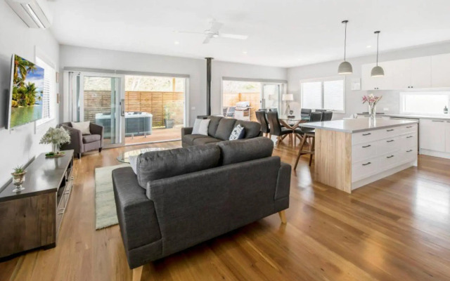 HALE KUPA Rye Beach House Spa Table Tennis