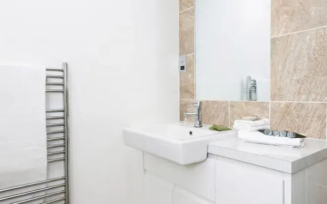 Cosy, Modern Chelsea Studio