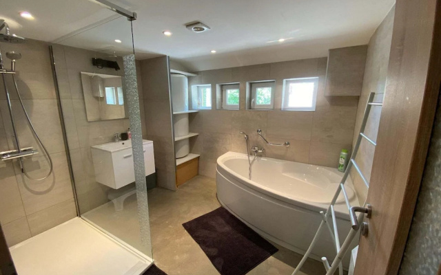 Spacious Chalet in Jalhay with Jacuzzi