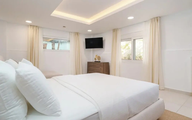 Voula Luxury Modern Living with Garden