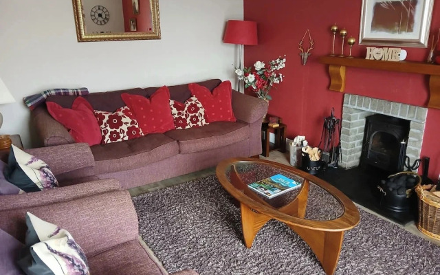 2 Bed House - Sleeps 6 - Pets - Parking - Wifi