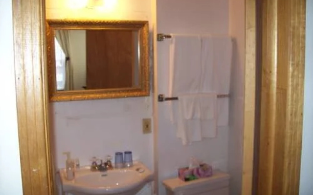 Loyalist Inn & Suites