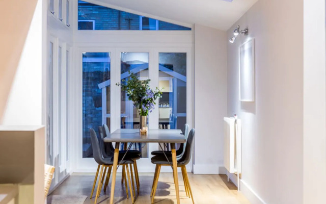 The Modern Classic - Contemporary & Elegant 3bdr Home