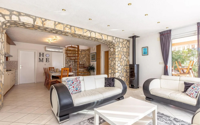 Stunning Home in Jadranovo With 5 Bedrooms, Jacuzzi and Wifi