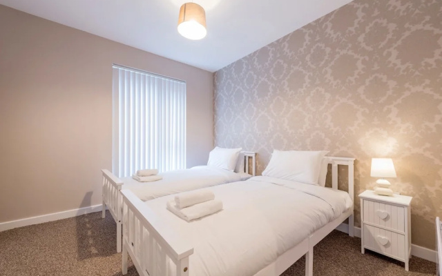 3 Bedroom Apartment Near City Centre With Parking