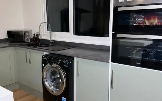 House-sleeps8-parking-garden