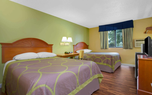 Super 8 by Wyndham Gainesville I-75 Hospital University Area
