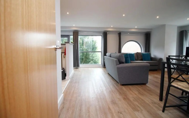 Violet's Corner Luxury Apartment by StayStaycations