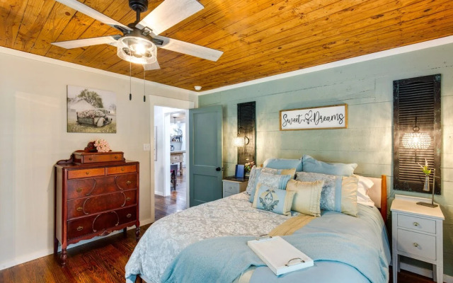 Lindale Vacation Rental w/ Deck & Grill!