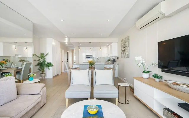Dolphin Beach H106