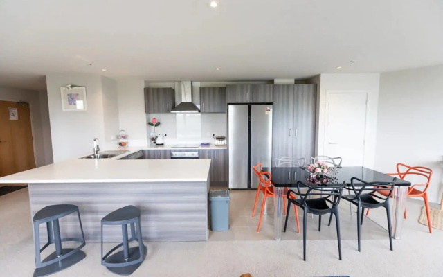 Large Four Bdr Apartment - Walk to Mall/stadium