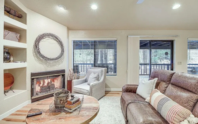 Near Hiking & Golfing: Pinetop Home w/ Deck!