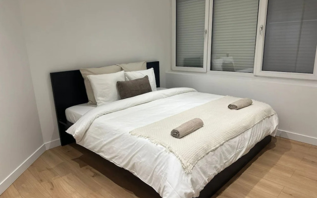 Central 1BR With 1LR Apt Great Location
