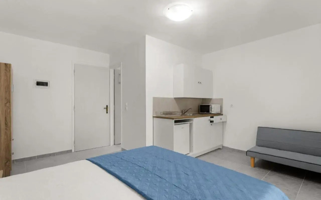 Nikolas Apartments