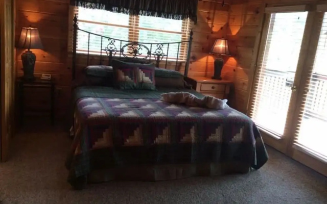 Spacious Party Hut Near Attractions by Redawning