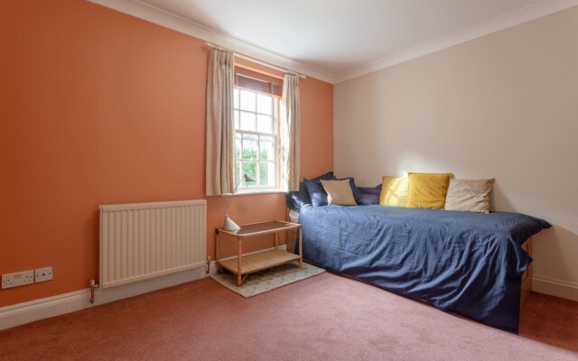 Апартаменты 2 Bedroom Apartment Near Finsbury Park комната для гостей