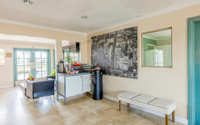 Hotel Avenida - Oceanside Camp Pendleton