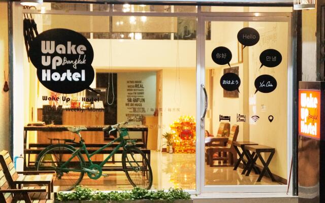 Wake Up Hostel Bangkok Бангкок вид на фасад