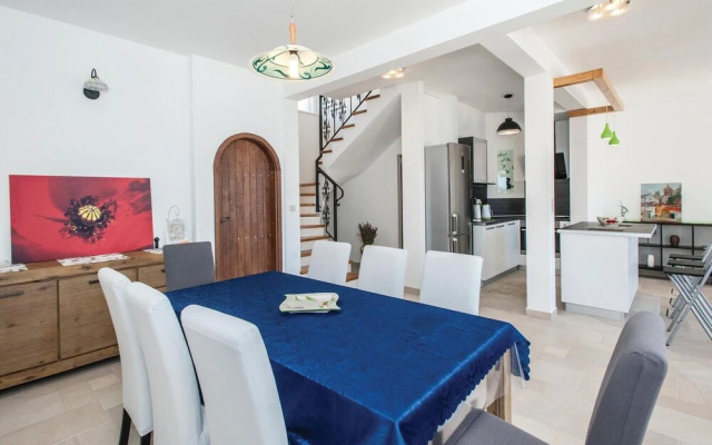 Stunning Home in Sevid With Wifi and 5 Bedrooms