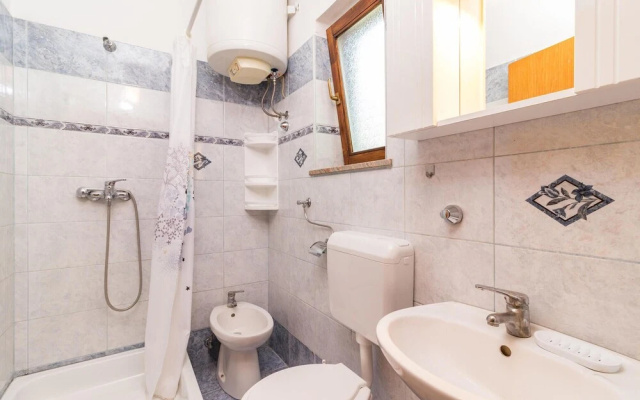 Nice Apartment in Valbandon With Wifi and 2 Bedrooms