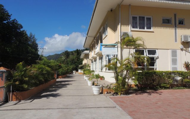 Отель Reef Holiday Apartments Сейшельские острова, Остров Маэ - 1 отзыв об отеле, цены и фото номеров - забронировать отель Reef Holiday Apartments онлайн вид на фасад