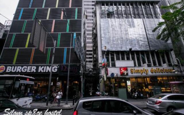 Silom Space Hostel Бангкок вид на фасад