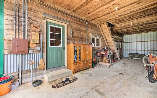 Renovated Bunkhouse on 12-acre Horse Farm!