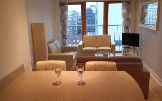 Апартаменты Glasgow Central Skyline Apartment комната для гостей
