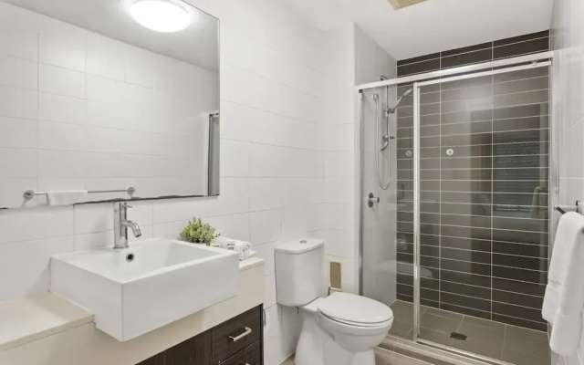 Central Cosy 2-bed With Pool and Near QUT & CBD