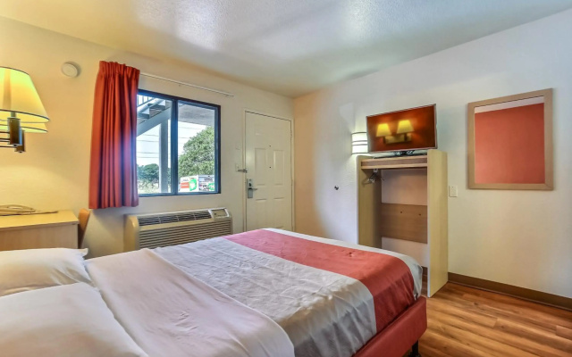 Motel 6 Pinole, CA