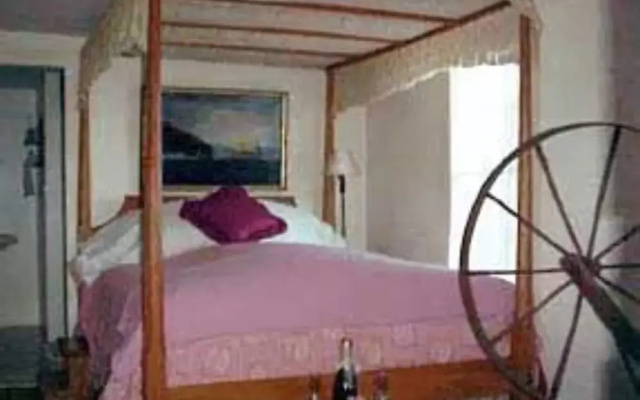 Roseledge Country Inn & Farm Shoppe