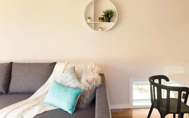 New Designer Home + Parking + Close to Airport