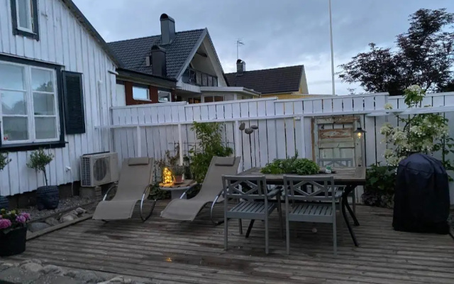 B&B Bland Ormbunkar Och Rosor