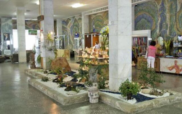 Гостиница Pansionat Alyans Sanatornogo Tipa в Железноводске отзывы, цены и фото номеров - забронировать гостиницу Pansionat Alyans Sanatornogo Tipa онлайн Железноводск вид на фасад