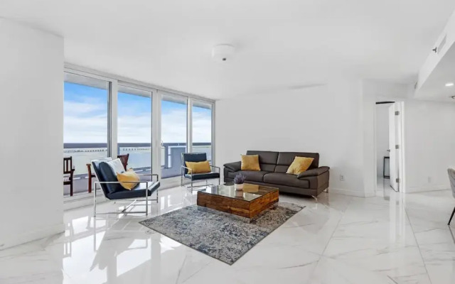 Chic Bayfront Condo With Stunning View