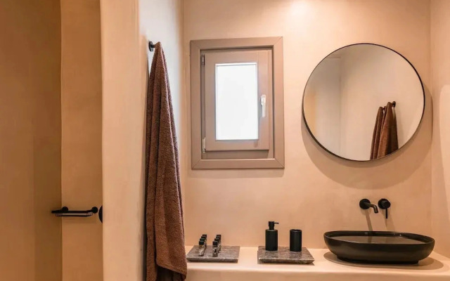 Santorini - Villa - Sleeps 5 - Pool - Parking